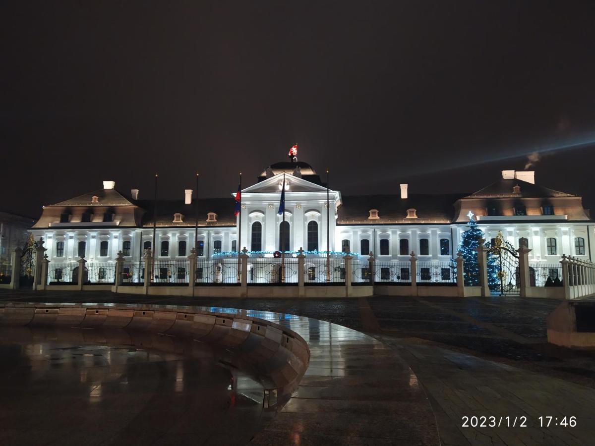 Krasny Byt S Vyhladmi V Historickom Centre Братислава Екстер'єр фото